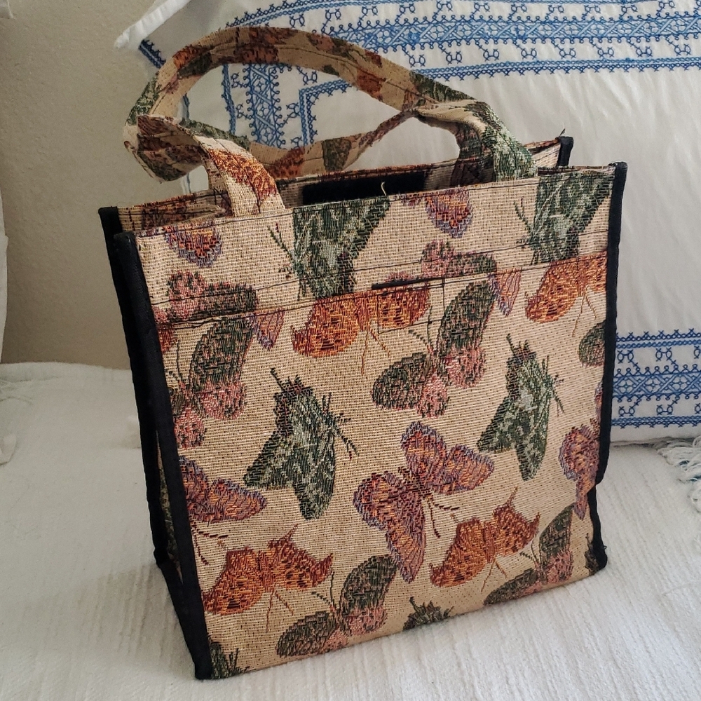 This stylish tote bag features a canves butterfly print.Vintage look